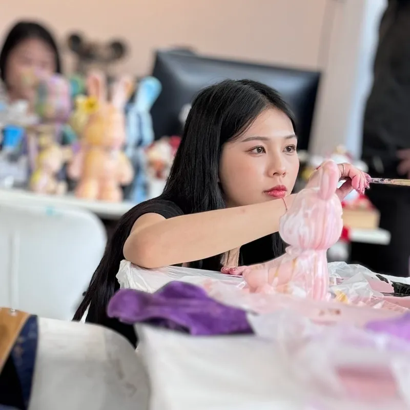 Hands-on fluid bear making in a group session — Taipei corporate team building