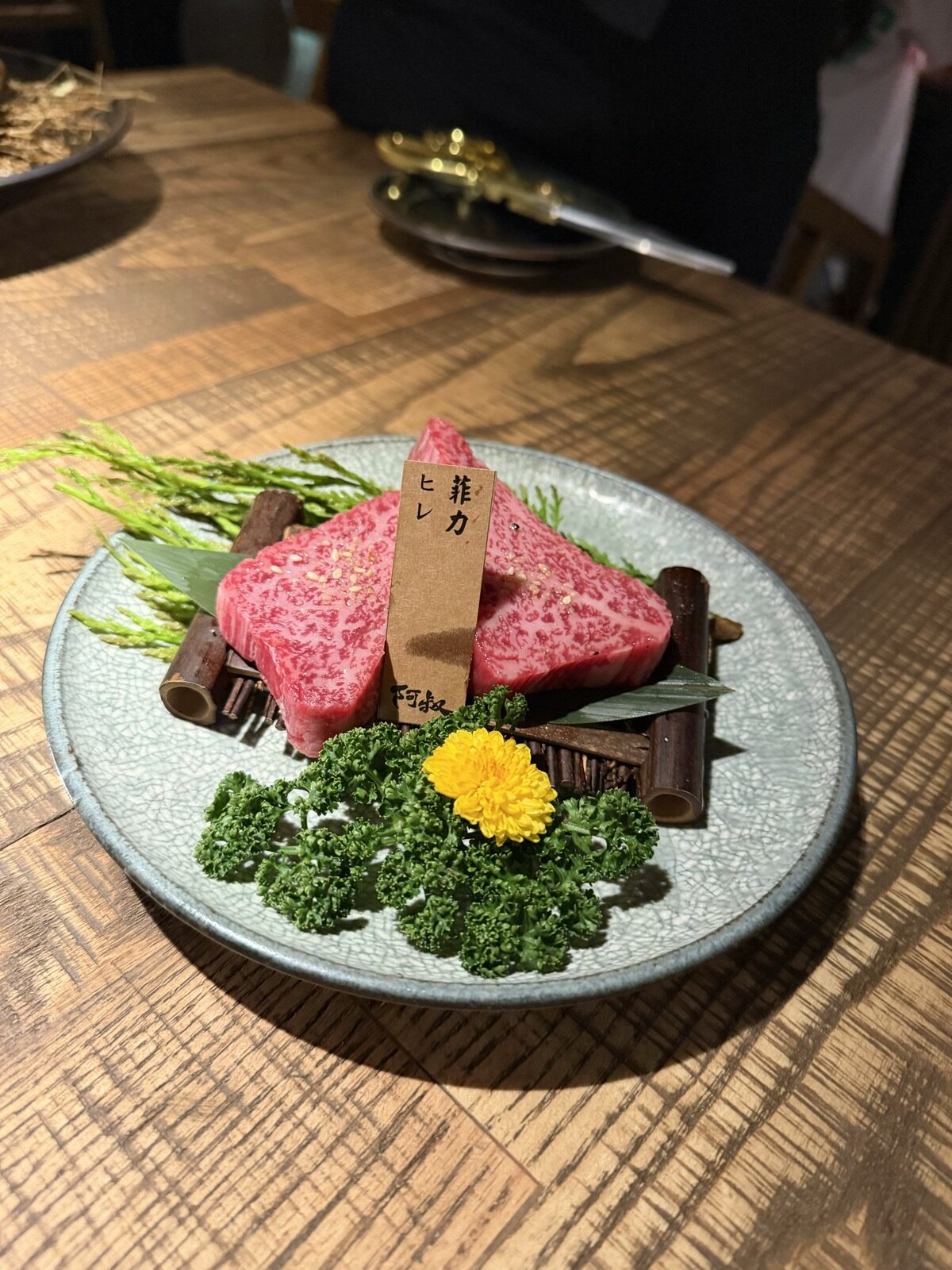 阿叔燒肉台北店的日本和牛菲力，盤上立著寫有菲力與阿叔字樣的木牌