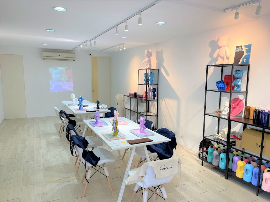 Made Studio 工作室裡擺滿不同配色的流體熊作品