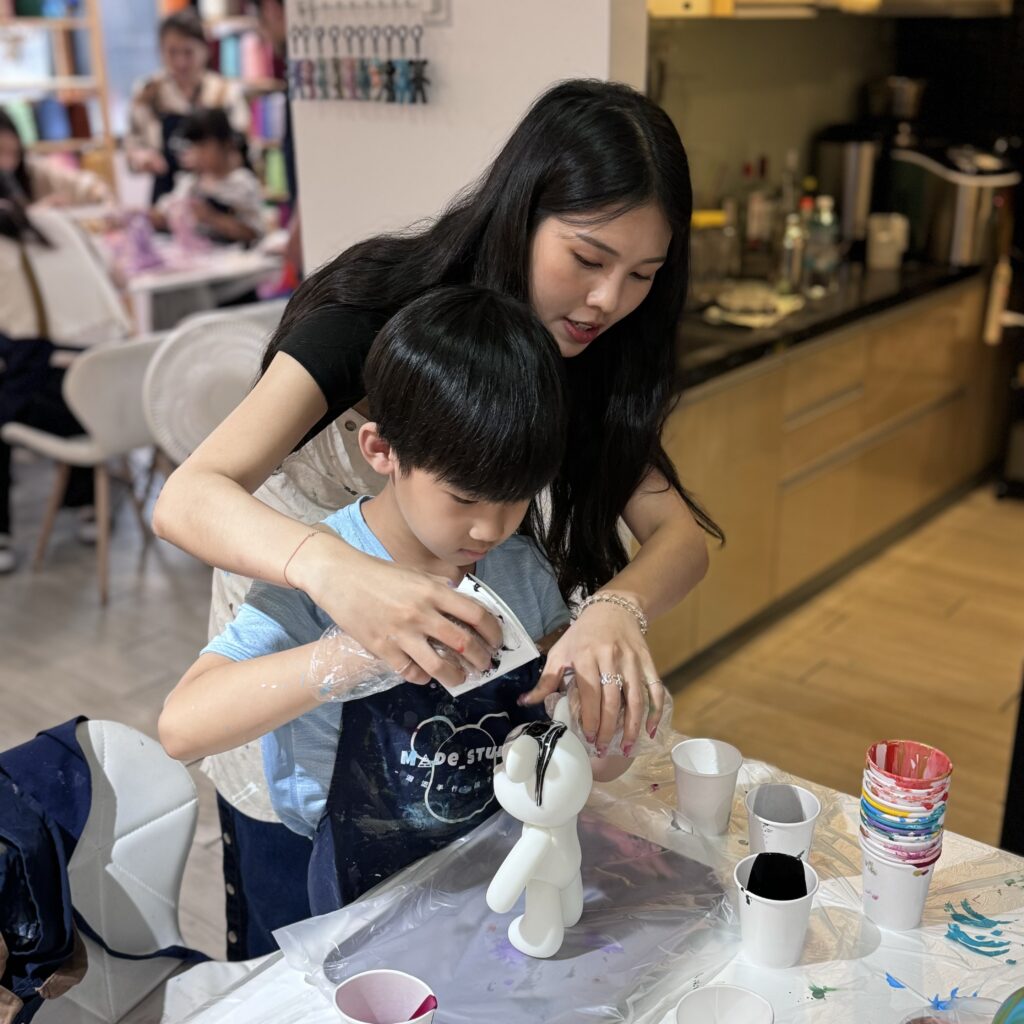 老師現場帶學員調配顏料、控制倒色順序