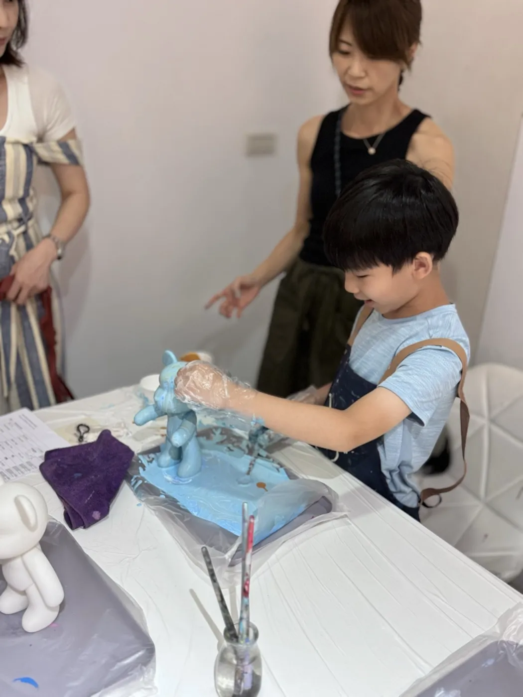 小朋友在家長協助下親手倒顏料製作流體熊|台北 Made Studio 親子手作