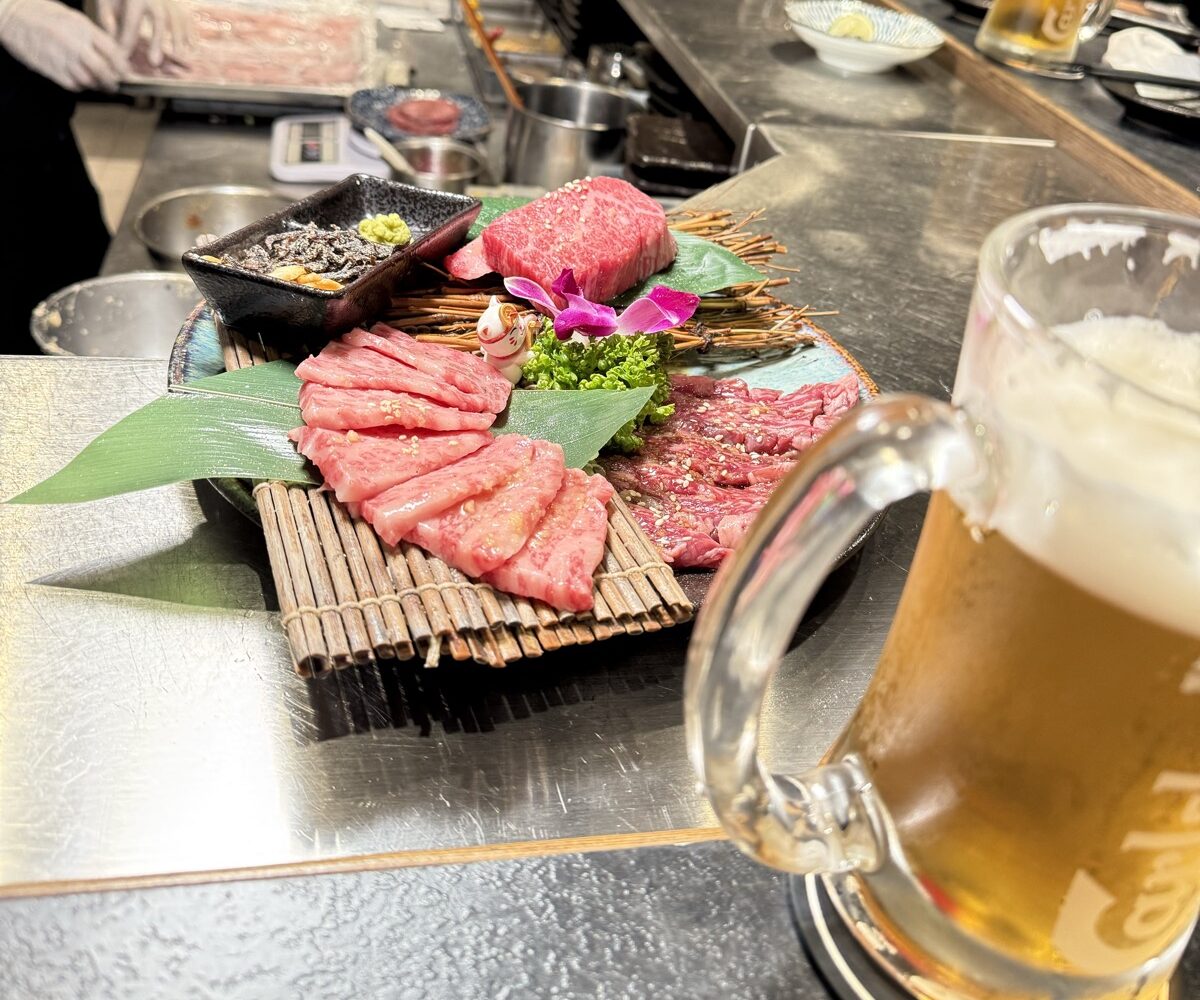 肉你好燒肉合江總舖吧台上的和牛拼盤與嘉士伯生啤酒